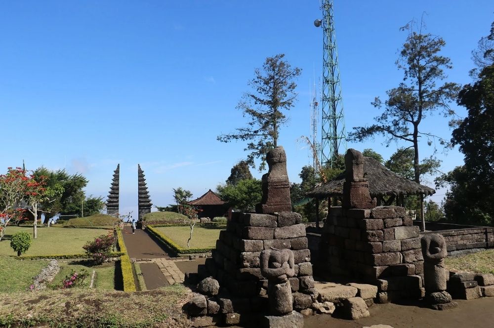 Candi Cetho: A Majestic Hindu Temple Above the Clouds