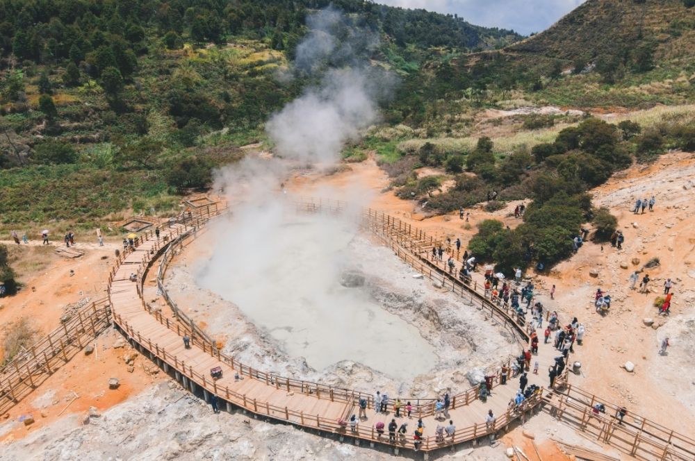 Exploring the Beauty of Sikidang Crater, A Volcanic Wonder in Dieng Plateau