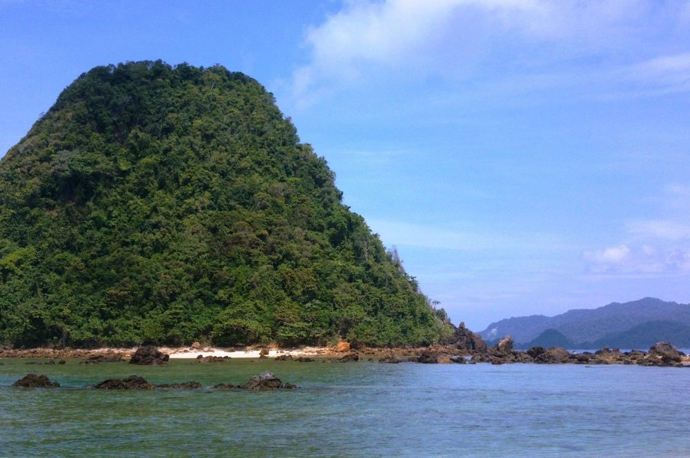 Pantai Pulau Merah: A Stunning Coastal Gem in East Java