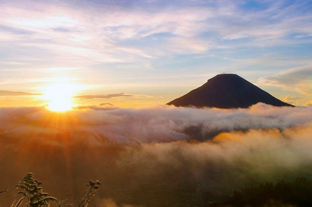 Witness the Breathtaking Sunrise at Sikunir, The Golden View of Wonosobo